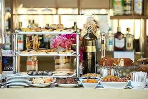 Boulevard Side Hotel