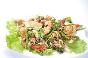 Neakru Guesthouse and Restaurant