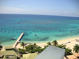 Sky Box Beach Suite at Montego Bay Club