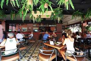 Rambuttri Village Inn & Plaza