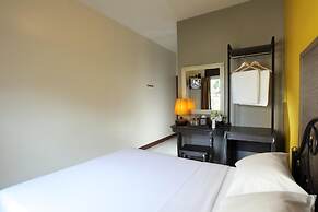 Rambuttri Village Inn & Plaza