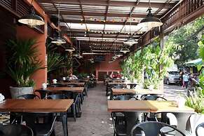 Rambuttri Village Inn & Plaza
