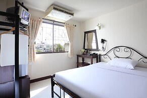 Rambuttri Village Inn & Plaza