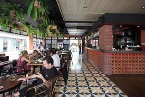 Rambuttri Village Inn & Plaza