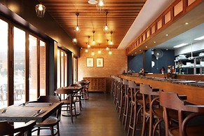 Rambuttri Village Inn & Plaza