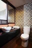 Rambuttri Village Inn & Plaza