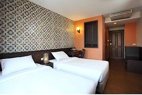 Rambuttri Village Inn & Plaza