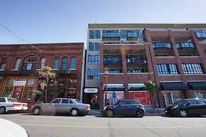 1 Bedroom China Town Condo