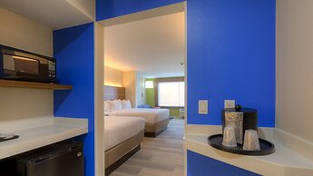 Holiday Inn Express & Suites Tulsa Midtown, an IHG Hotel