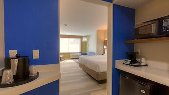 Holiday Inn Express & Suites Tulsa Midtown by IHG