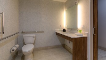 Holiday Inn Express & Suites Tulsa Midtown by IHG