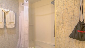 Holiday Inn Express & Suites Tulsa Midtown by IHG