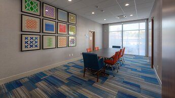 Holiday Inn Express & Suites Tulsa Midtown by IHG