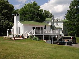 Inn On Poplar Hill