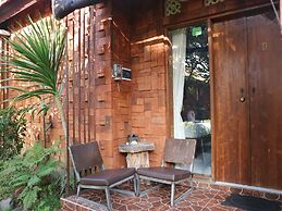 Louto Dmell Guesthouse & Villa