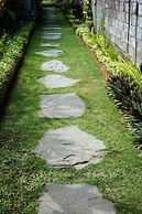 Louto Dmell Guesthouse & Villa