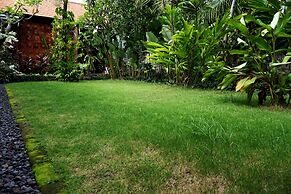 Louto Dmell Guesthouse & Villa