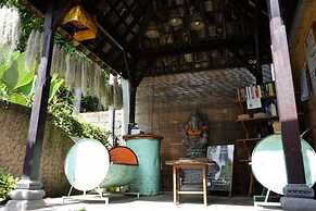 Louto Dmell Guesthouse & Villa