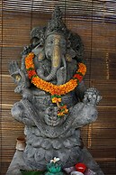 Louto Dmell Guesthouse & Villa