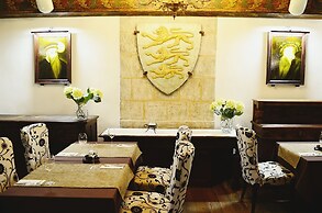 Three Crowns Residents