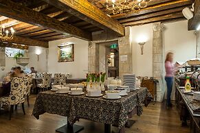 Three Crowns Residents