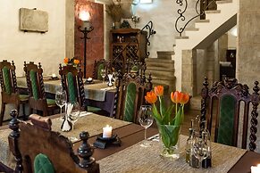 Three Crowns Residents