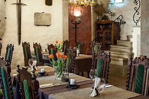 Three Crowns Residents