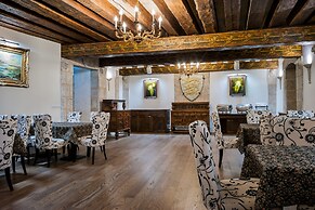 Three Crowns Residents