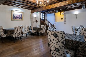 Three Crowns Residents