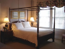 Carriage House Inn