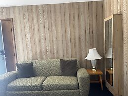 Saddle & Surrey Motel