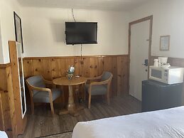 Saddle & Surrey Motel