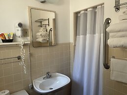 Saddle & Surrey Motel