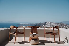 Luna Santorini Suites