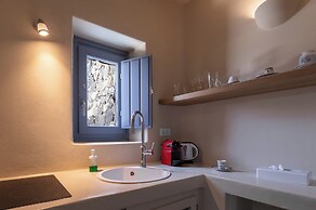 Luna Santorini Suites
