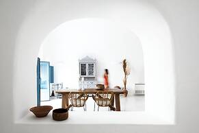 Luna Santorini Suites