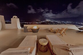 Luna Santorini Suites