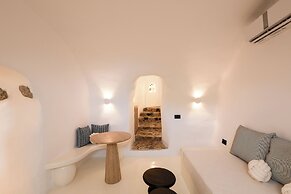 Luna Santorini Suites
