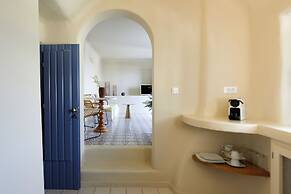 Luna Santorini Suites