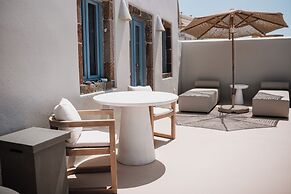 Luna Santorini Suites