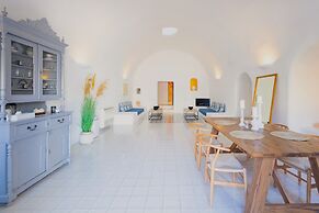 Luna Santorini Suites