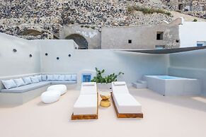 Luna Santorini Suites