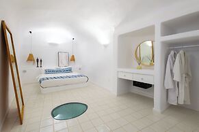 Luna Santorini Suites