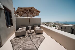 Luna Santorini Suites