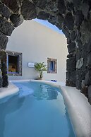Luna Santorini Suites