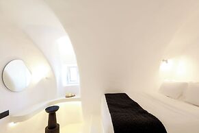 Luna Santorini Suites