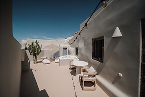 Luna Santorini Suites