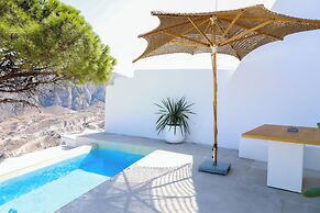 Luna Santorini Suites