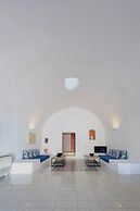 Luna Santorini Suites