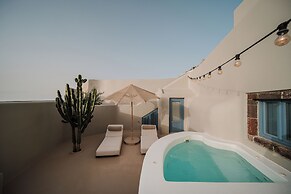 Luna Santorini Suites